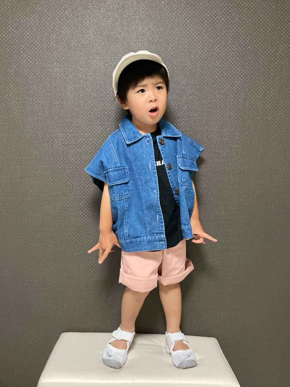 「キャップ、デニム、ジャケット、レイヤードスタイル、ハーフパンツ、プチプラ、エアリフト、ピンク、カジュアルコーデ、初夏コーデ、休日スタイル」｜「LOWRYS FARMの刺繍ロゴＣＡＰ　264887（キャップ、ホワイト系）」を使った、S♡K♡K♡さん（キッズ・90cm）の夏コーディネートの4枚目の写真
