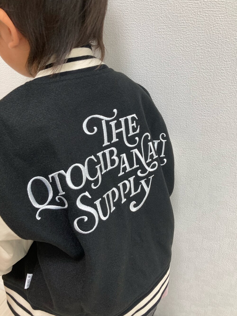 「ハット、秋コーデ、スタジャン、デニムパンツ、カジュアルコーデ、ローファー、モード、ビッグシルエット、ゆるコーデ、デニム」|「koriaのアイテム(ハット、ブラウン系)」を使った、S♡K♡K♡さん(キッズ・90cm)の秋コーディネートの4枚目の写真