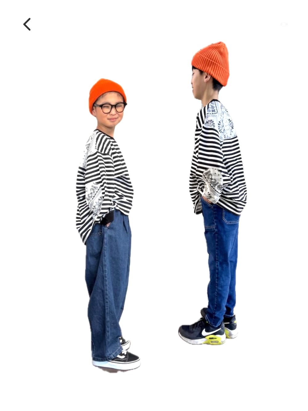 ブラック系のTシャツ/カットソー、ブルー系のデニムパンツ、ホワイト系のスニーカーを着用したキッズの春コーディネートの4枚目の写真