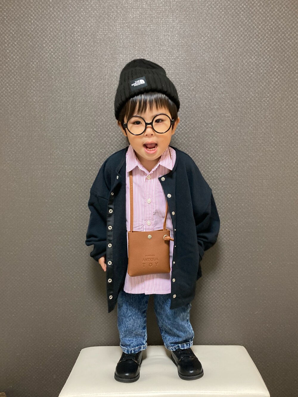 ブラウン系のショルダーバッグ、ピンク系のシャツ/ブラウス、ブルー系のデニムパンツを着用したキッズの秋コーディネートの3枚目の写真