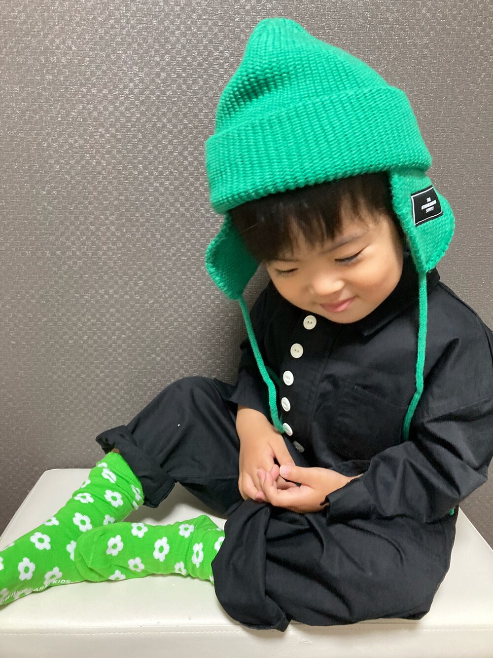 「ニット帽、オーバーオール、オールインワン、カラーソックス、LOWRYS FARM、lowrysfarmkids、シンプルコーデ、グリーン、モード」｜「LOWRYS FARMのフロントボタンオールインワン　162227（つなぎ/オールインワン、ブラック系）」を使った、S♡K♡K♡さん（キッズ・90cm）の秋コーディネートの2枚目の写真