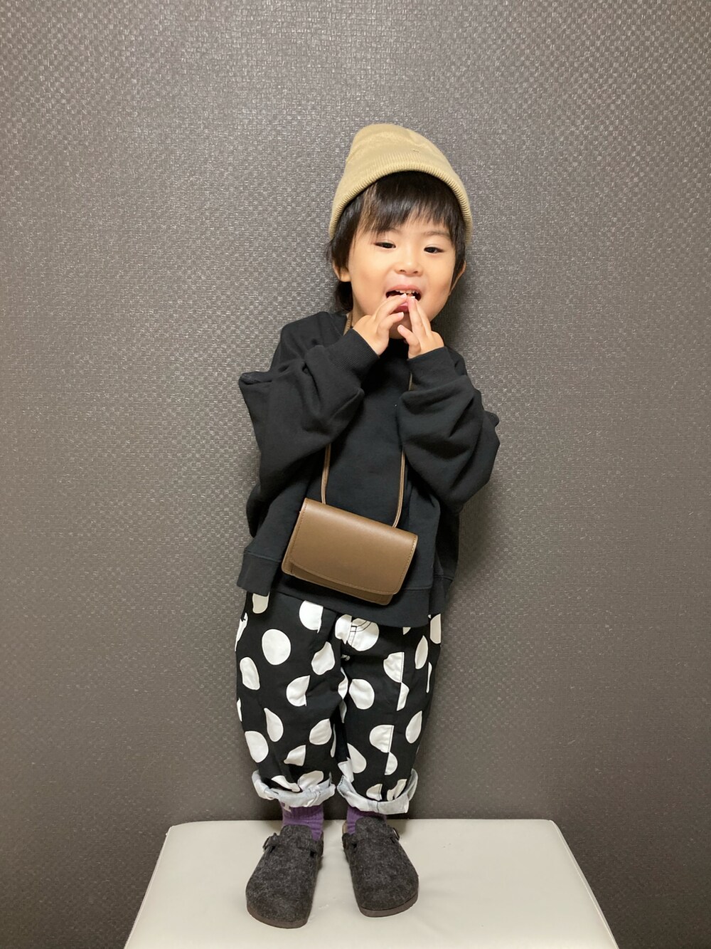 「ニット帽、スウェット、ドット、ワイドパンツ、カラーソックス、ポシェット、ショルダーバッグ、GU、モノトーン、ビッグシルエット、プチプラ、韓国子供服」｜「monmimiのアイテム（ニットキャップ/ビーニー、ベージュ系）」を使った、S♡K♡K♡さん（キッズ・90cm）の秋コーディネートの4枚目の写真