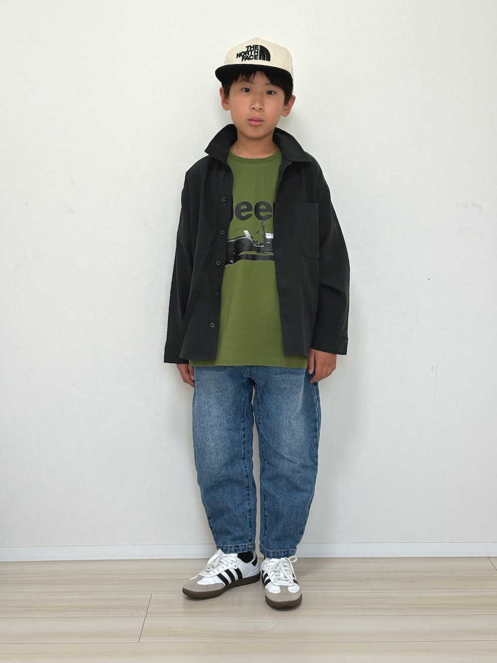 グリーン系のTシャツ/カットソー、ブルー系のその他パンツ、ブラック系のシャツ/ブラウスを着用したキッズの春コーディネートの2枚目の写真