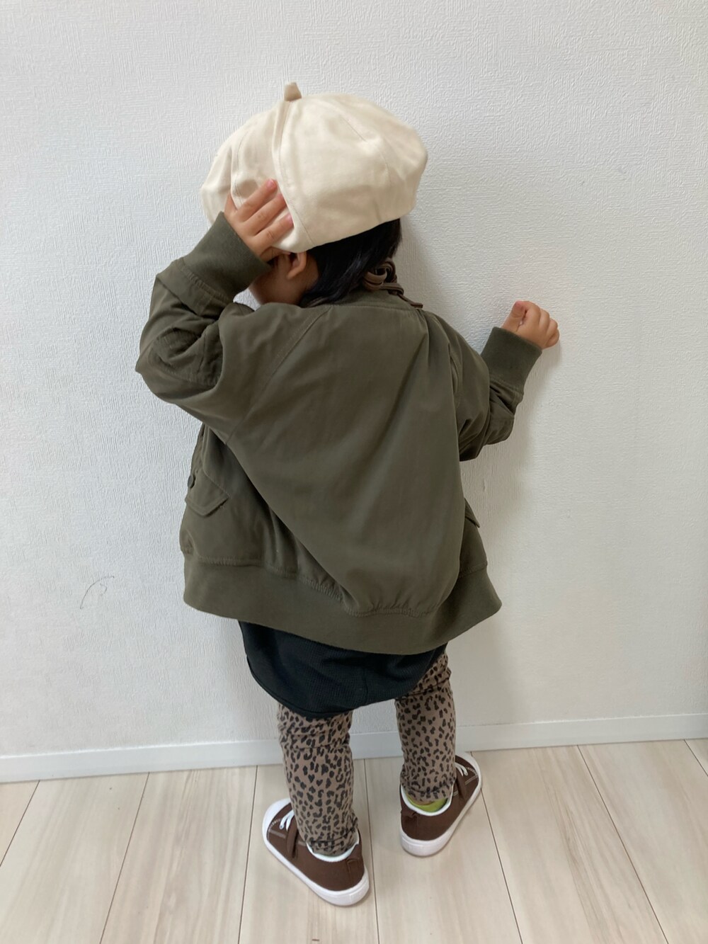「レオパード、ベレー帽、MA-1、ショルダーバッグ、converse、レギンス、冬コーデ、スニーカーコーデ、カジュアルコーデ、おとこのこーで」｜「GROOVY COLORSのDRY-Xワッフル GRAFFITI バルーンTシャツ（Tシャツ/カットソー、ブラック系）」を使った、S♡K♡K♡さん（キッズ・110cm）の秋コーディネートの4枚目の写真