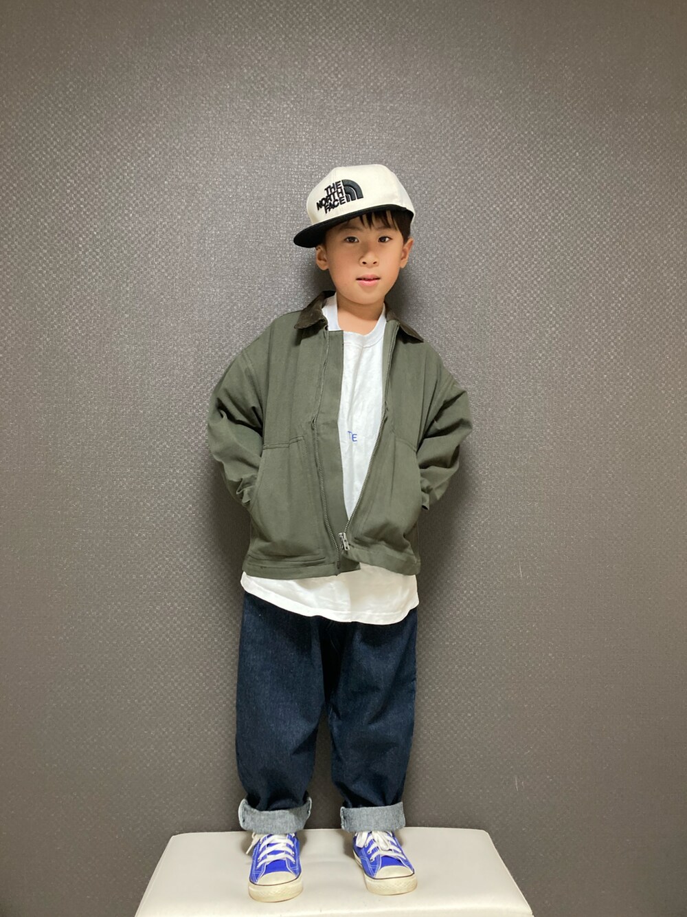 「キャップ、ジャケット、ロゴT、デニム、アースカラー、スニーカー、コンバース、シンプルコーデ、春コーデ、休日スタイル」|「THE NORTH FACEのTHE NORTH FACE/ノースフェイス キャップ NNJ41805(キャップ、ホワイト系)」を使った、S♡K♡K♡さん(キッズ・90cm)の春コーディネートの3枚目の写真