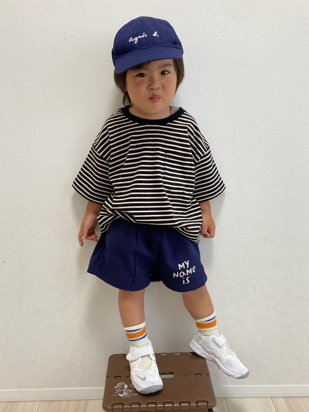 ブラック系のTシャツ/カットソー、ブルー系のその他パンツ、ホワイト系のスニーカーを着用したキッズの夏コーディネートの2枚目の写真