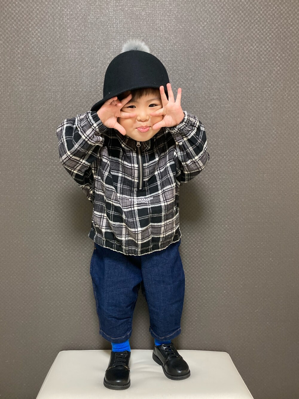 ブラック系のシャツ/ブラウス、ブルー系のデニムパンツ、ブラック系のドレスシューズを着用したキッズの秋コーディネートの3枚目の写真