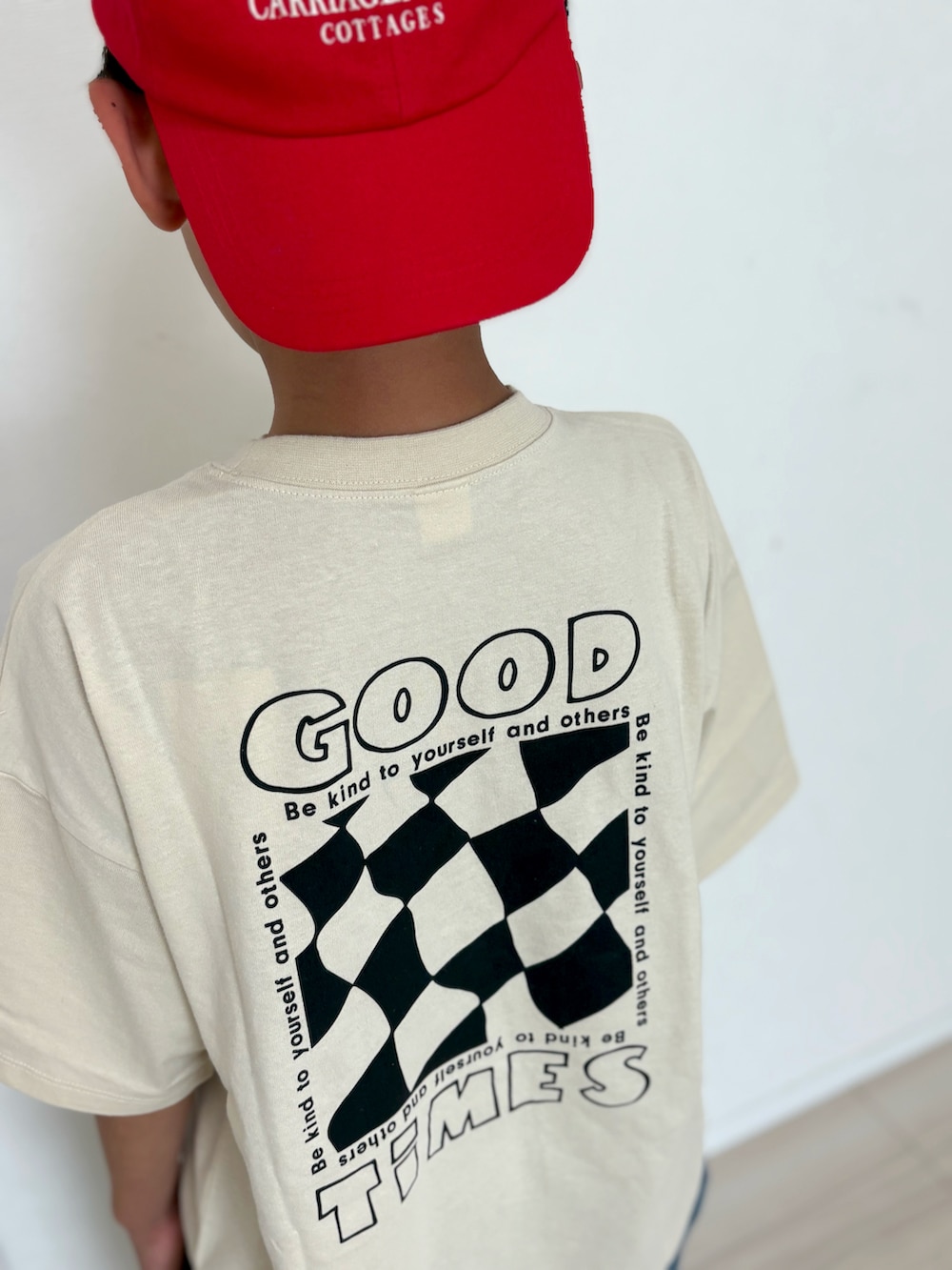 ホワイト系のTシャツ/カットソー、ブルー系のデニムパンツ、レッド系のスニーカーを着用したキッズの春コーディネートの5枚目の写真