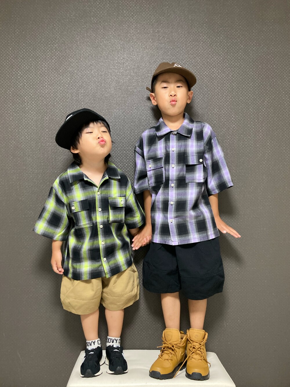 「夏コーデ、きょうだいコーデ、リンクコーデ、キャップ、シャツスタイル、チェック、ハーフパンツ、バルーンパンツ、チノパン、お出かけコーデ、カジュアル、ストリート、プチプラ」｜「THE OTOGIBANASHI...SUPPLYのアイテム（キャップ、ブラウン系）」を使った、S♡K♡K♡さん（キッズ・90cm）の夏コーディネートの2枚目の写真