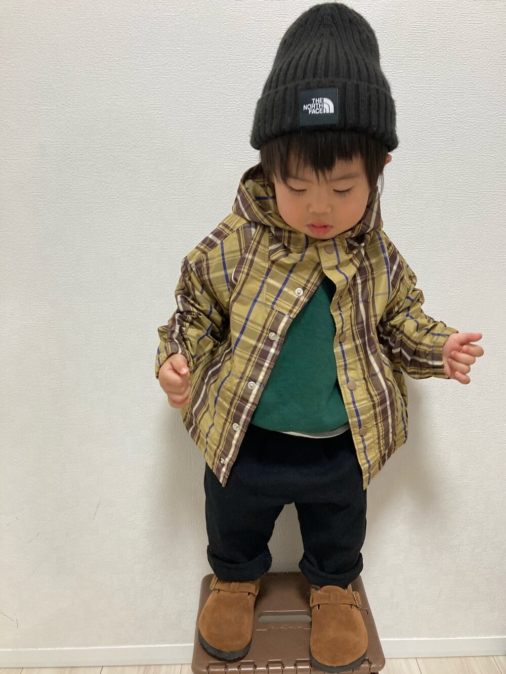 「おとこのこーで、ニット帽、チェック、ナイロンジャケット、スウェット、レイヤードスタイル、韓国子供服、サボサンダル、ジャケットスタイル、カジュアルコーデ」｜「THE NORTH FACEの【WEB限定】THE NORTH FACE/ザ・ノースフェイス Kids' Cappucho Lid（キャップ、ブラック系）」を使った、S♡K♡K♡さん（キッズ・110cm）の冬コーディネートの2枚目の写真