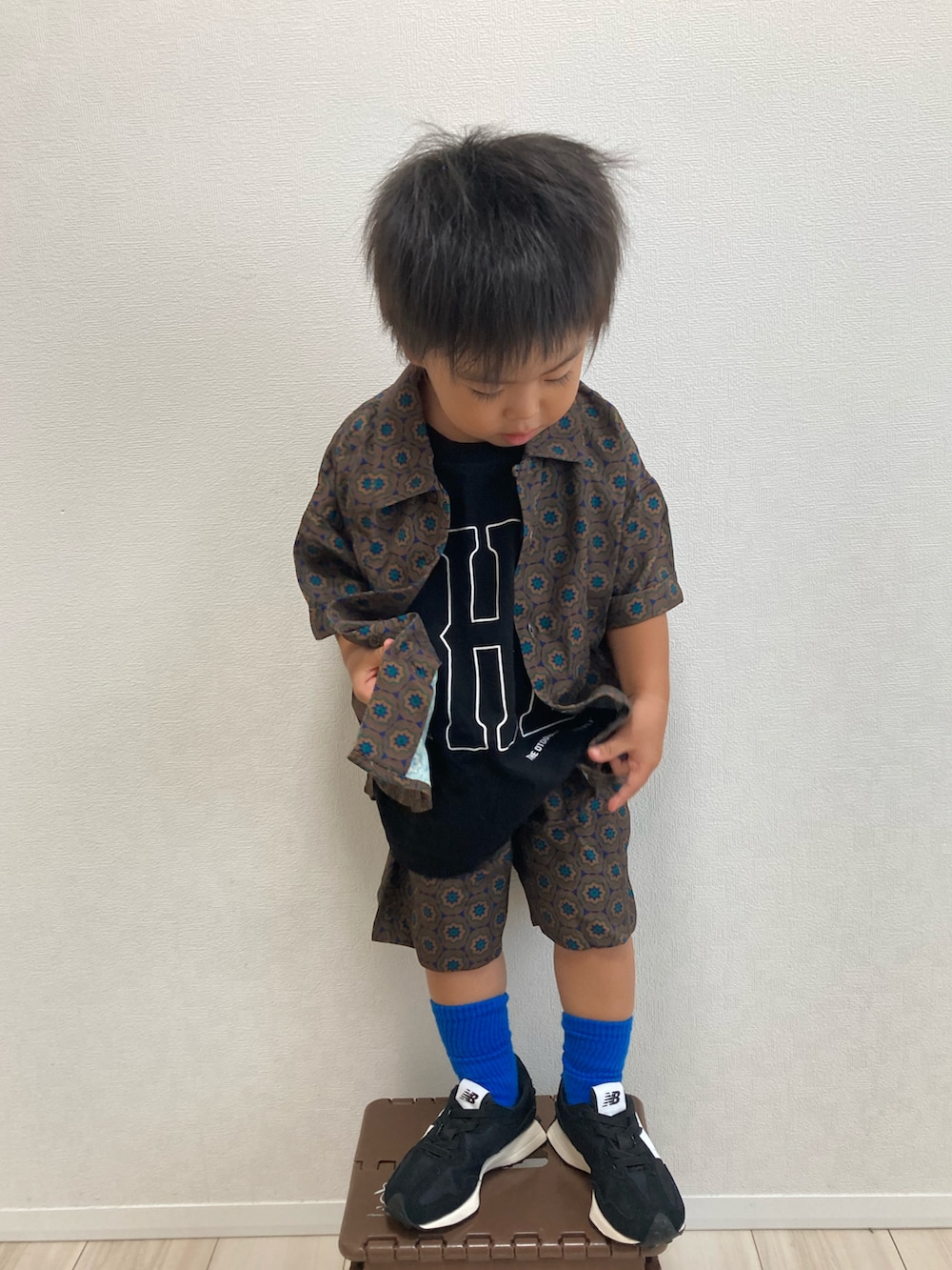 ブラック系のタンクトップ、ブラウン系のその他パンツ、ブラウン系のシャツ/ブラウスを着用したキッズの夏コーディネートの4枚目の写真