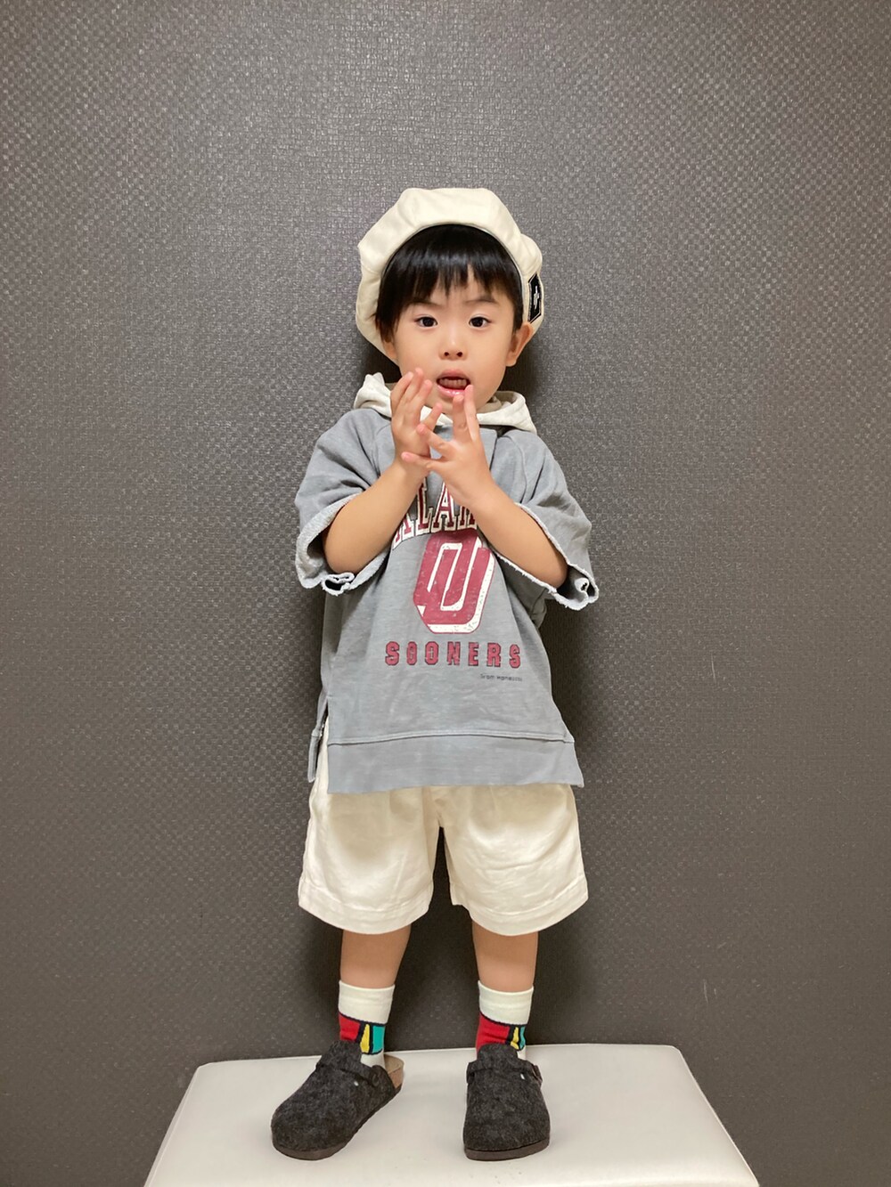 グレー系のTシャツ/カットソー、ホワイト系のデニムパンツ、グレー系のサンダルを着用したキッズの春コーディネートの2枚目の写真