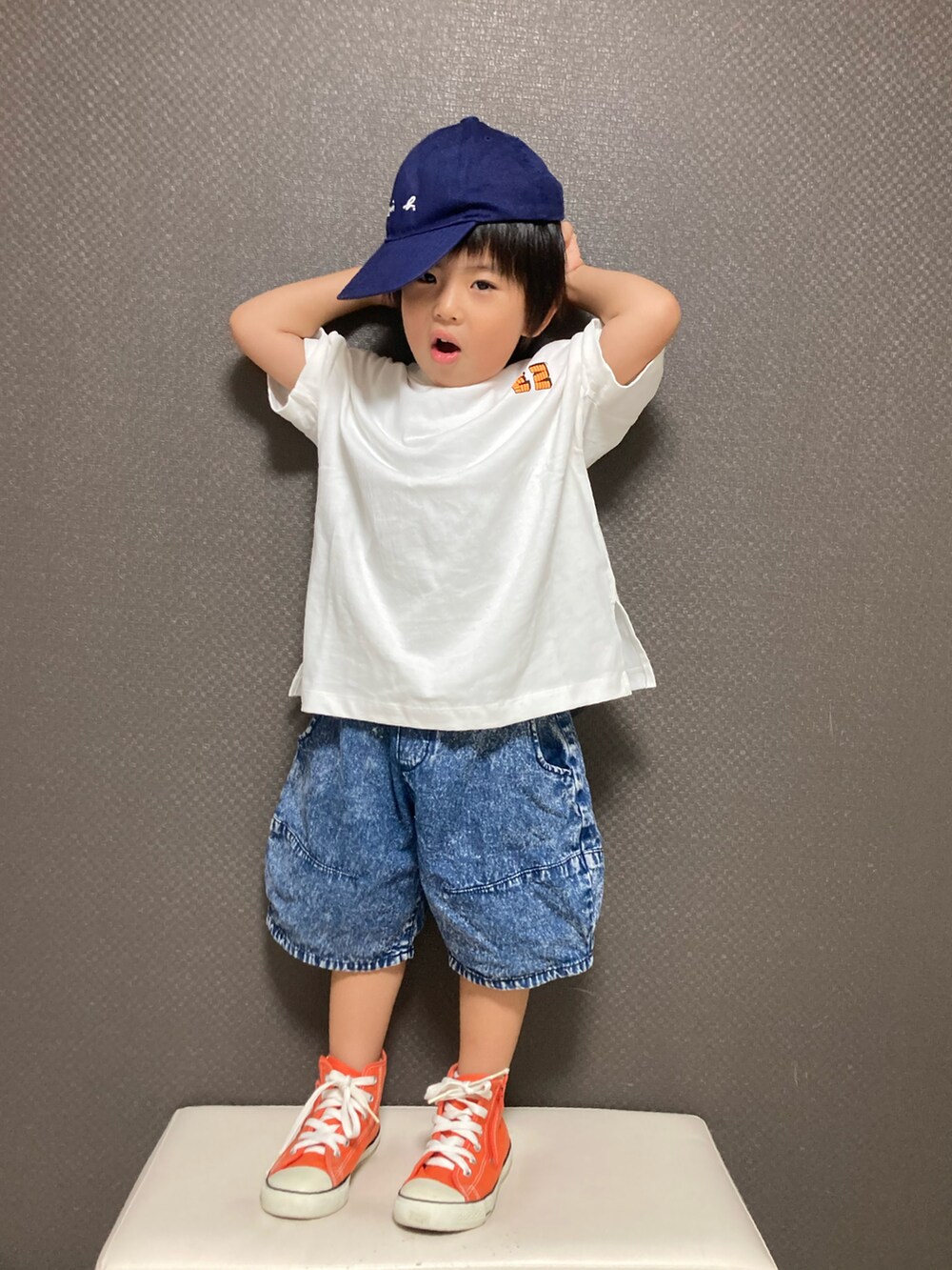 「キャップ、夏だ！Tシャツ着よう！、ロゴT、lowrysfarmkids、デニム、オレンジ、ストリート、ビッグシルエット、カジュアルコーデ、シンプルコーデ」｜「agnes b.のGL11 L CASQUETTE　ベビー　ロゴキャップ（キャップ、ブルー系）」を使った、S♡K♡K♡さん（キッズ・90cm）の夏コーディネートの2枚目の写真