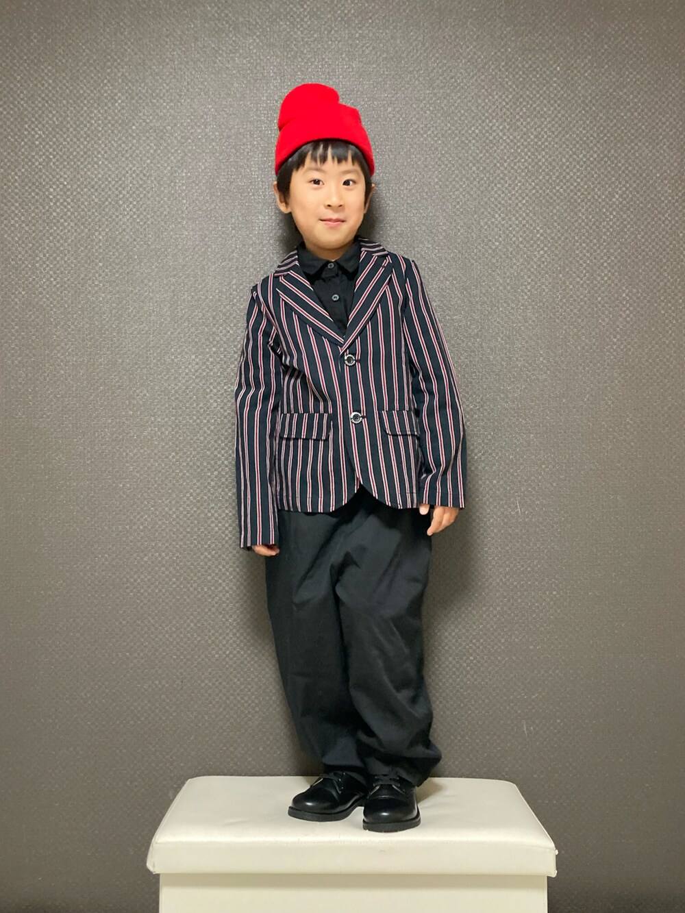 レッド系のテーラードジャケット、ブラック系のその他パンツ、ブラック系のシャツ/ブラウスを着用したキッズの冬コーディネートの2枚目の写真