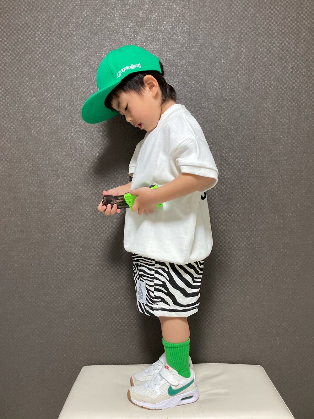 「キャップ、ロゴT、ハーフパンツ、カラーソックス、スニーカー、NIKE、グリーン、モノトーン、シンプルコーデ、カジュアルコーデ、ストリート、ビッグシルエット」|「THE OTOGIBANASHI...SUPPLYのアイテム(キャップ、グリーン系)」を使った、S♡K♡K♡さん(キッズ・90cm)の春コーディネートの3枚目の写真