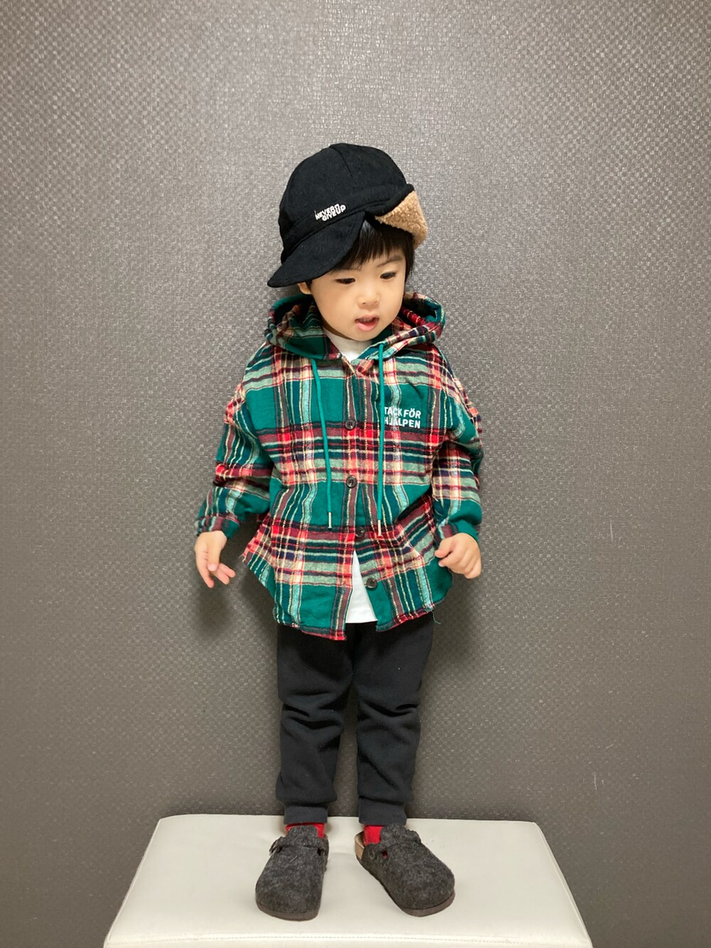 「キャップ、チェック、シャツスタイル、サンダル、カラーソックス、韓国子供服、パーカー、レイヤードスタイル、ほめられ本命コーデ、休日スタイル」｜「anouiのアイテム（キャップ、ブラック系）」を使った、S♡K♡K♡さん（キッズ・90cm）の冬コーディネートの2枚目の写真