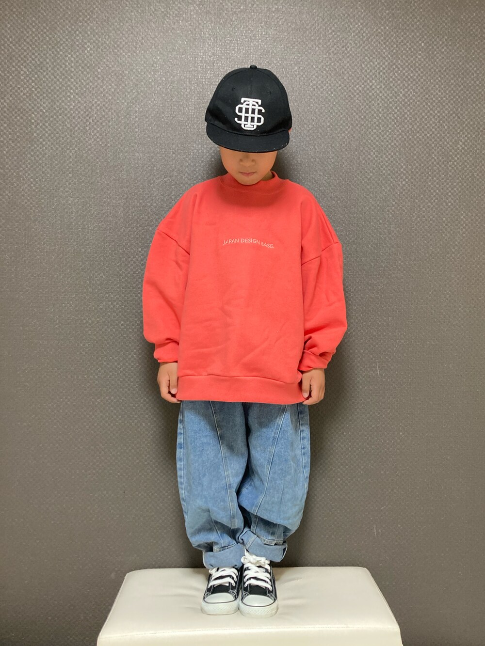 「キャップ、ロゴスウェット、スウェット、ビッグシルエット、デニム、韓国子供服、ストリート、スニーカー、ハイカットスニーカー、コンバース」｜「THE OTOGIBANASHI...SUPPLYのアイテム（キャップ、ブラック系）」を使った、S♡K♡K♡さん（キッズ・90cm）の春コーディネートの3枚目の写真