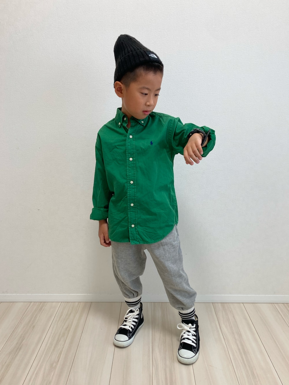 ブラック系のスニーカー、グレー系のスウェットパンツ、ブラック系のキャップを着用したキッズの秋コーディネートの4枚目の写真