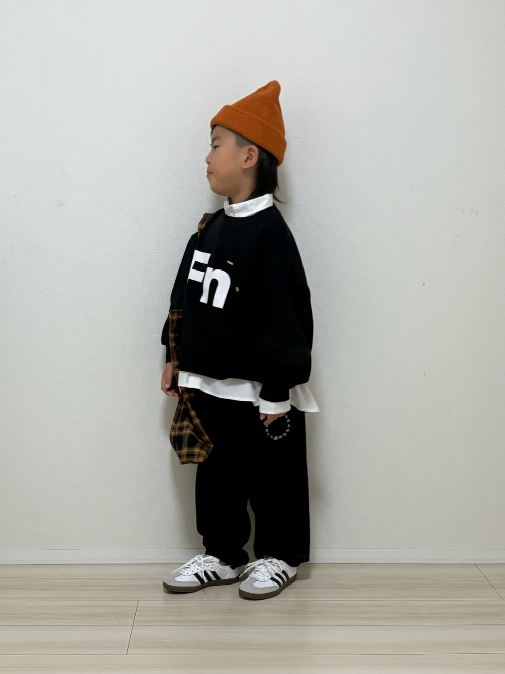 ブラック系のスウェット、ブラック系のスウェットパンツ、ホワイト系のスニーカーを着用したキッズの冬コーディネートの4枚目の写真