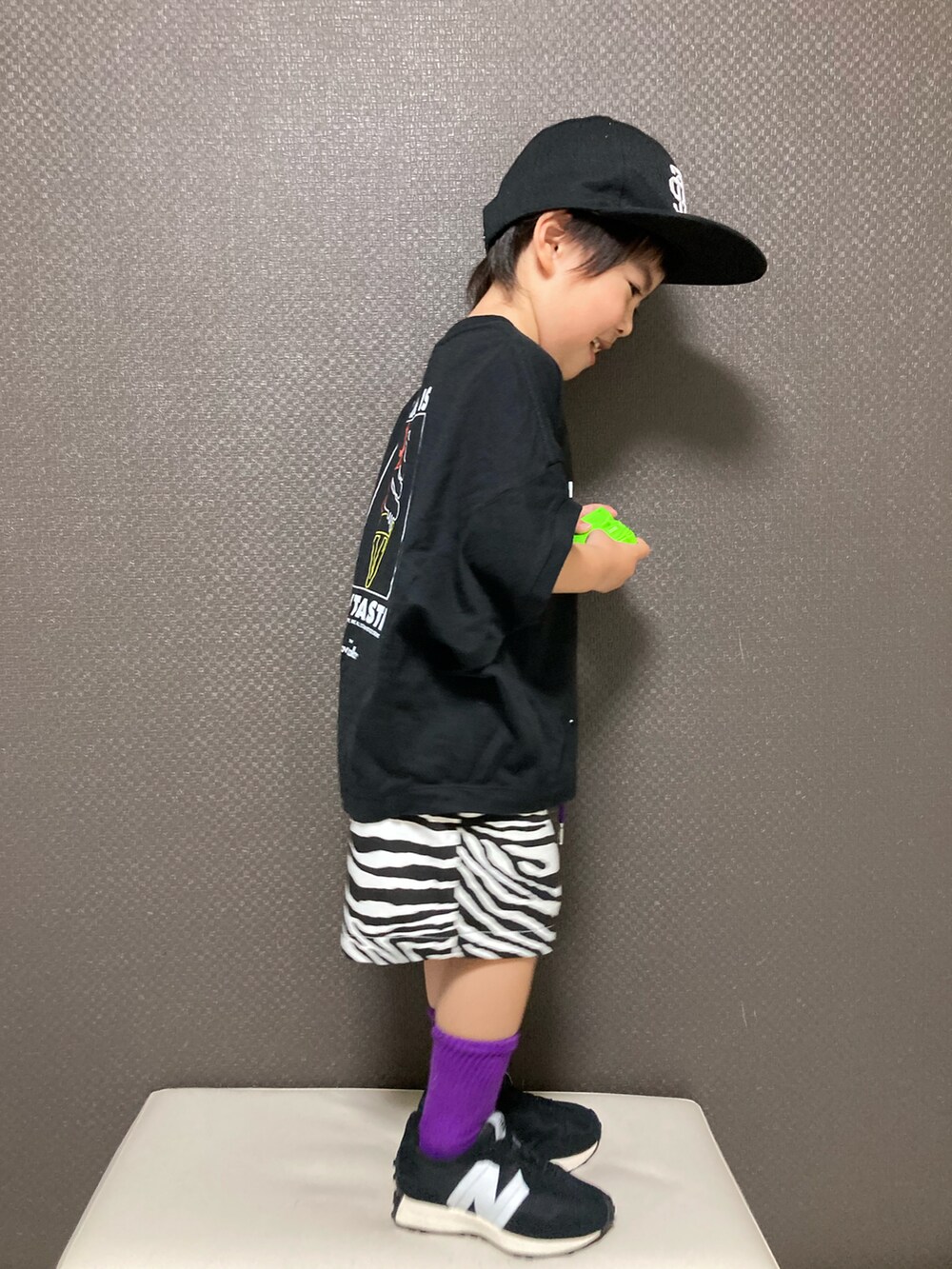 「キャップ、ビッグシルエット、ゆるコーデ、ハーフパンツ、スウェット、ロゴT、スニーカー、カラーソックス、モノトーン、カジュアルコーデ、休日スタイル、ストリート」|「THE OTOGIBANASHI...SUPPLYのアイテム(キャップ、ブラック系)」を使った、S♡K♡K♡さん(キッズ・90cm)の春コーディネートの3枚目の写真