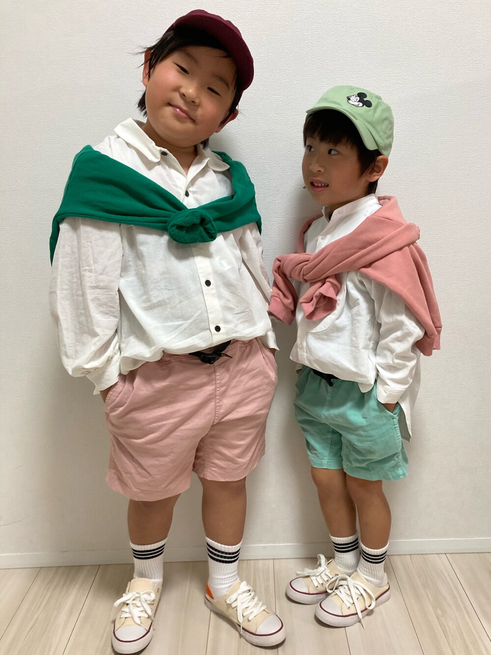 ホワイト系のシャツ/ブラウス、ホワイト系のシャツ/ブラウス、ピンク系のスウェットを着用したキッズの春コーディネートの2枚目の写真