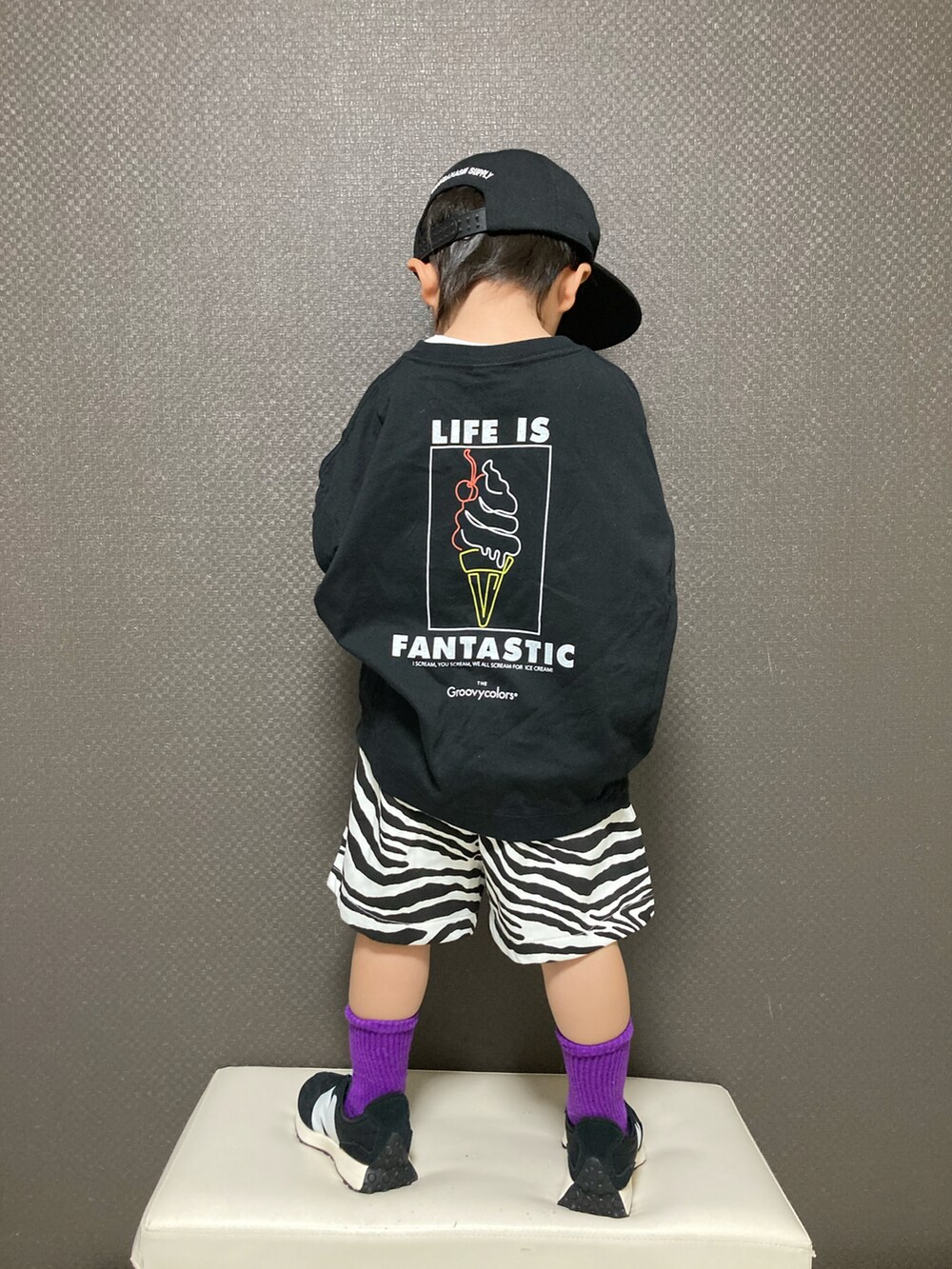 「キャップ、ビッグシルエット、ゆるコーデ、ハーフパンツ、スウェット、ロゴT、スニーカー、カラーソックス、モノトーン、カジュアルコーデ、休日スタイル、ストリート」|「THE OTOGIBANASHI...SUPPLYのアイテム(キャップ、ブラック系)」を使った、S♡K♡K♡さん(キッズ・90cm)の春コーディネートの2枚目の写真