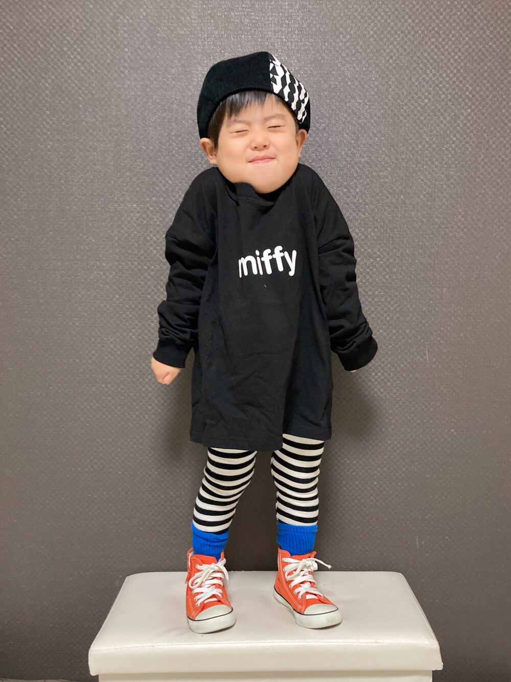 「ベレー帽、ロゴT、ボーダー、レギンス、ビッグシルエット、春服デビュー宣言、春コーデ、カラーソックス、スニーカー、コンバース、ハイカットスニーカー、シンプルコーデ、韓国子供服、プチプラ、モノトーン」｜「pinocoのアイテム（ハンチング/ベレー帽、ブラック系）」を使った、S♡K♡K♡さん（キッズ・90cm）の春コーディネートの3枚目の写真
