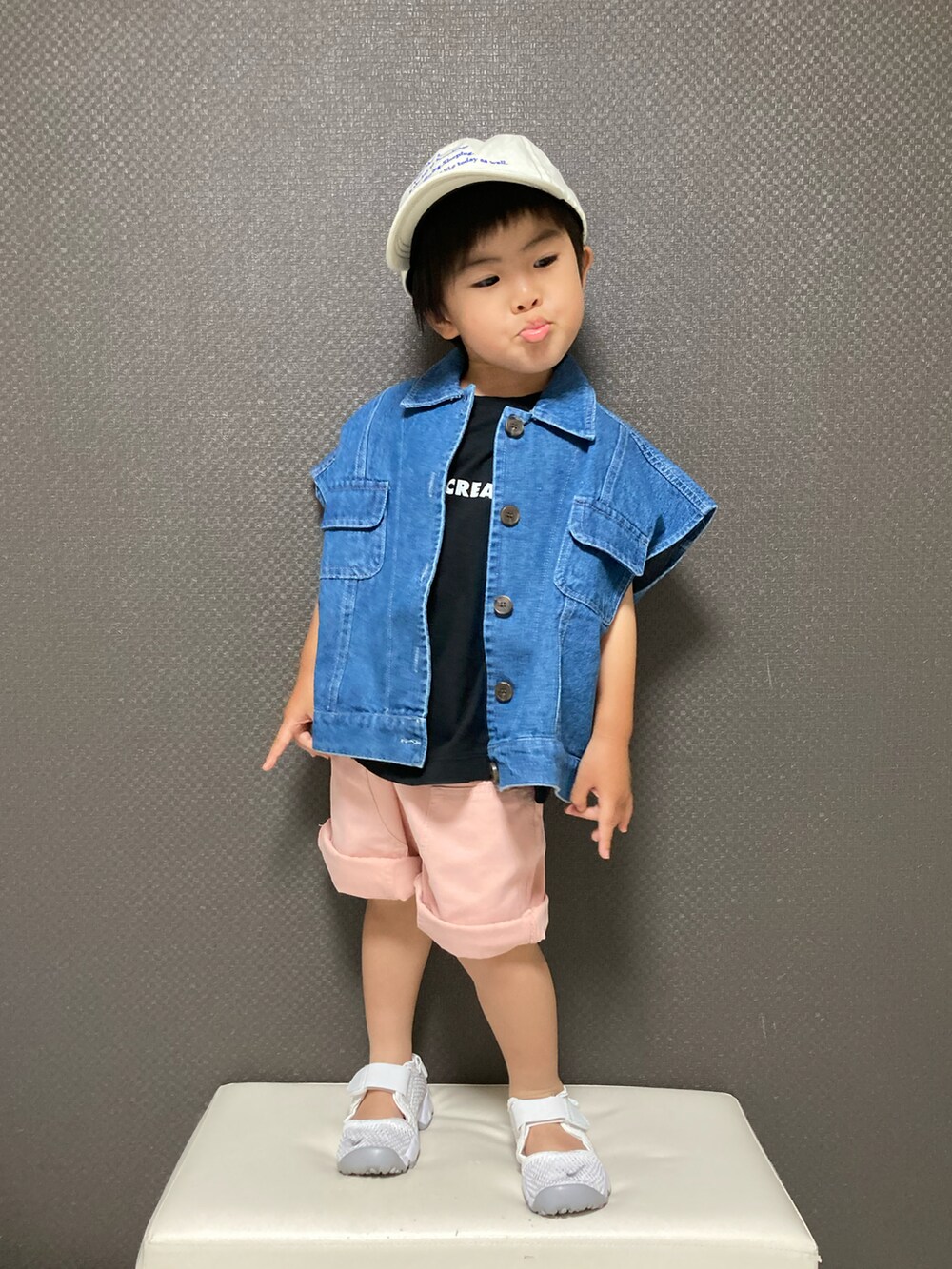 「キャップ、デニム、ジャケット、レイヤードスタイル、ハーフパンツ、プチプラ、エアリフト、ピンク、カジュアルコーデ、初夏コーデ、休日スタイル」｜「LOWRYS FARMの刺繍ロゴＣＡＰ　264887（キャップ、ホワイト系）」を使った、S♡K♡K♡さん（キッズ・90cm）の夏コーディネートの2枚目の写真