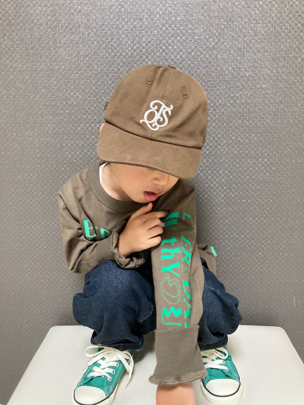 「秋服まるっと大公開、キャップ、ロンT、デニム、スニーカー、ストリート、カジュアルコーデ、シンプルコーデ、ブラウン、ロゴT」|「THE OTOGIBANASHI...SUPPLYのアイテム(キャップ、ブラウン系)」を使った、S♡K♡K♡さん(キッズ・90cm)の秋コーディネートの4枚目の写真