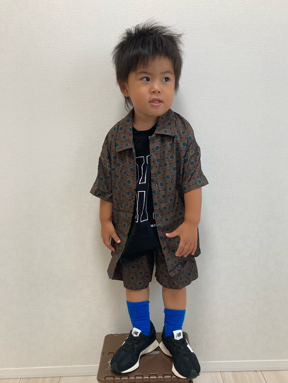 ブラック系のタンクトップ、ブラウン系のその他パンツ、ブラウン系のシャツ/ブラウスを着用したキッズの夏コーディネートの2枚目の写真