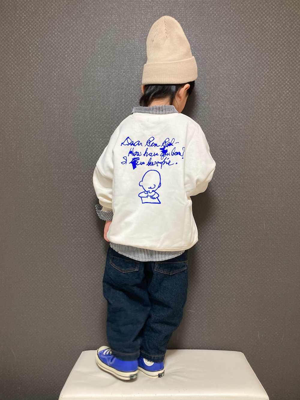 ホワイト系のスウェット、ブルー系のデニムパンツ、ブルー系のスニーカーを着用したキッズの冬コーディネートの4枚目の写真