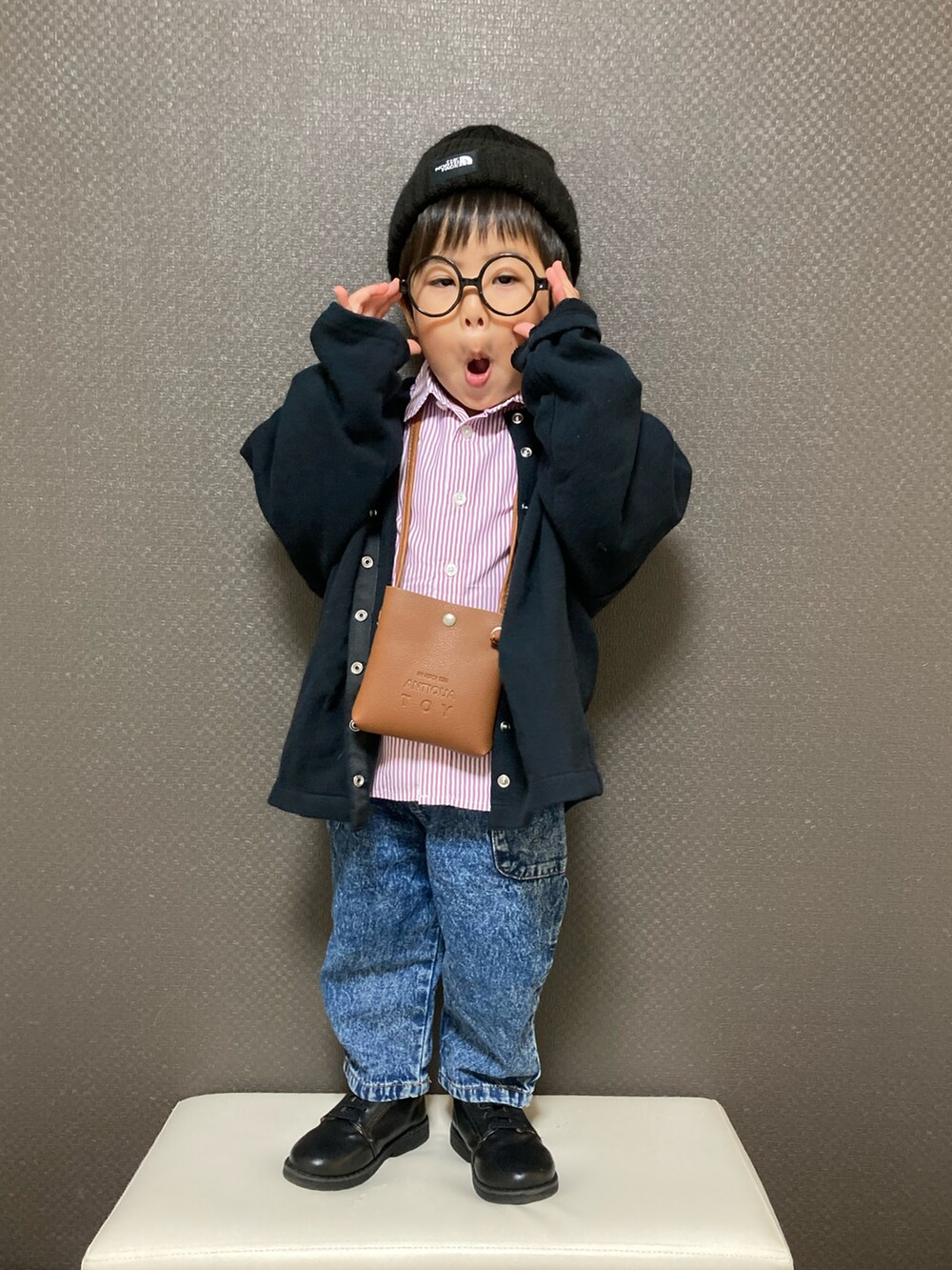 ブラウン系のショルダーバッグ、ピンク系のシャツ/ブラウス、ブルー系のデニムパンツを着用したキッズの秋コーディネートの5枚目の写真