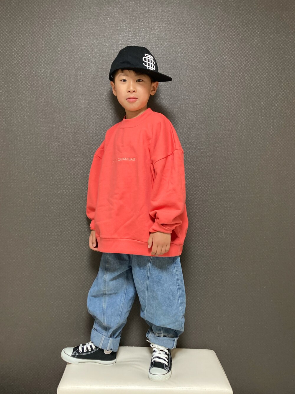 「キャップ、ロゴスウェット、スウェット、ビッグシルエット、デニム、韓国子供服、ストリート、スニーカー、ハイカットスニーカー、コンバース」｜「THE OTOGIBANASHI...SUPPLYのアイテム（キャップ、ブラック系）」を使った、S♡K♡K♡さん（キッズ・90cm）の春コーディネートの2枚目の写真