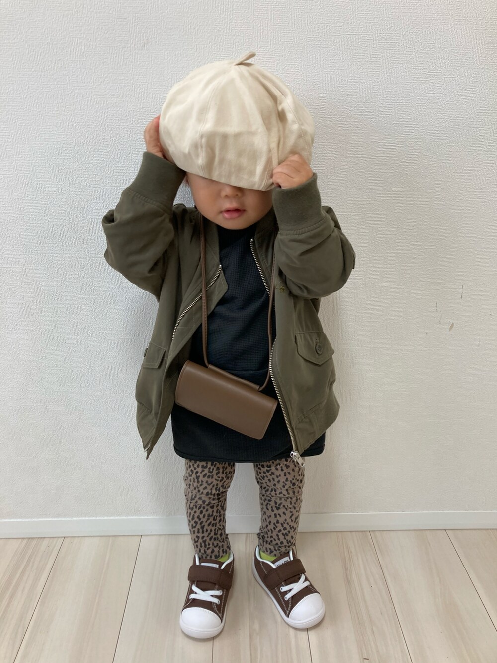 「レオパード、ベレー帽、MA-1、ショルダーバッグ、converse、レギンス、冬コーデ、スニーカーコーデ、カジュアルコーデ、おとこのこーで」｜「GROOVY COLORSのDRY-Xワッフル GRAFFITI バルーンTシャツ（Tシャツ/カットソー、ブラック系）」を使った、S♡K♡K♡さん（キッズ・110cm）の秋コーディネートの3枚目の写真
