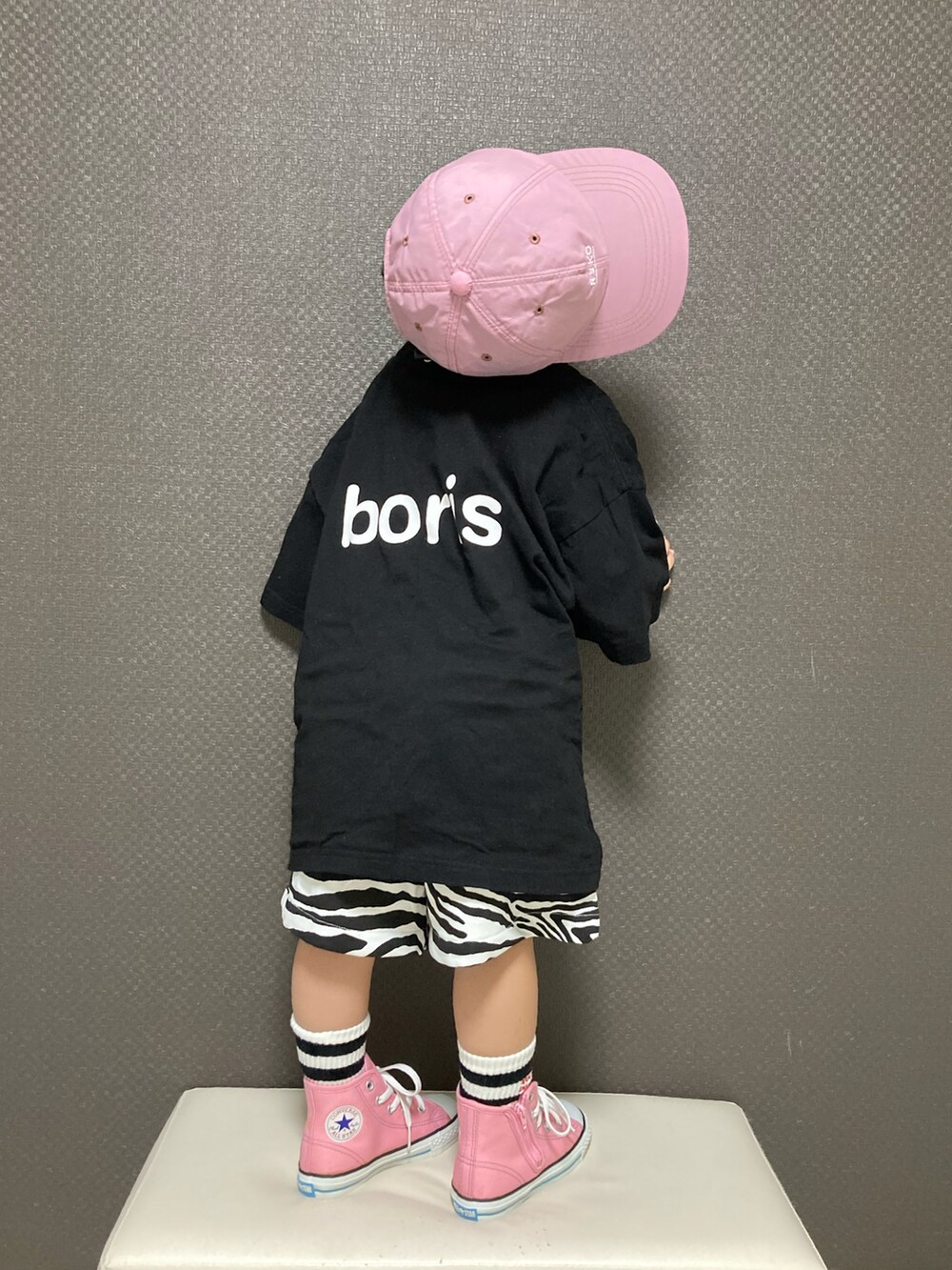 「ピンク、ビタミンカラー、休日スタイル、ロゴT、ラインソックス、スニーカー、コンバース、モノトーン、お出かけコーデ、春夏コーデ、ハーフパンツ、シンプルコーデ、カジュアルコーデ」｜「reco_storeのアイテム（キャップ、ピンク系）」を使った、S♡K♡K♡さん（キッズ・90cm）の春コーディネートの4枚目の写真