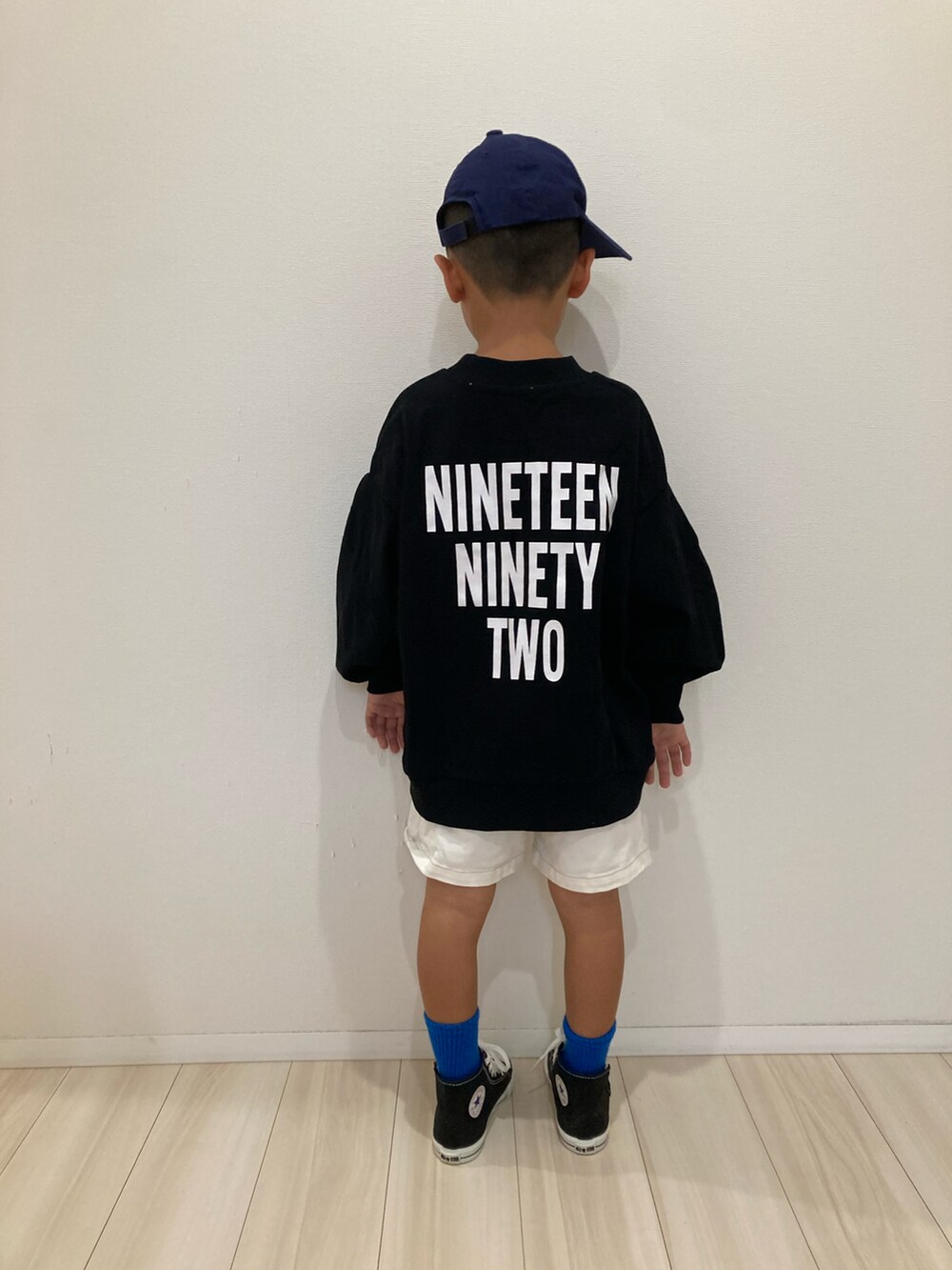 ブラック系のスウェット、ホワイト系のその他パンツ、ブラック系のスニーカーを着用したキッズの秋コーディネートの3枚目の写真