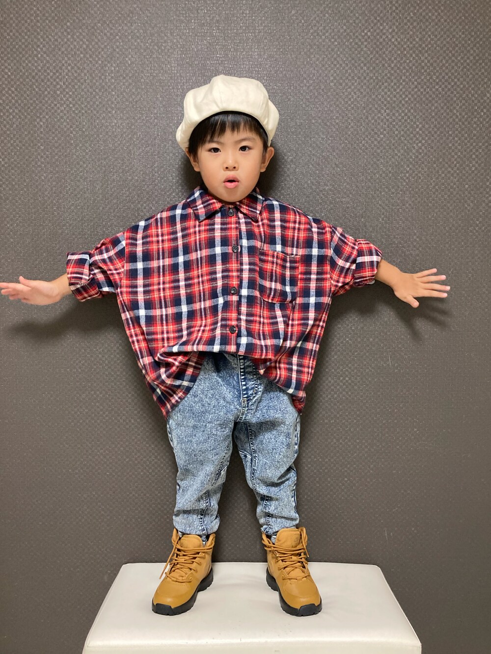 レッド系のシャツ/ブラウス、ブラウン系のブーツ、その他のハンチング/ベレー帽を着用したキッズの秋コーディネートの2枚目の写真