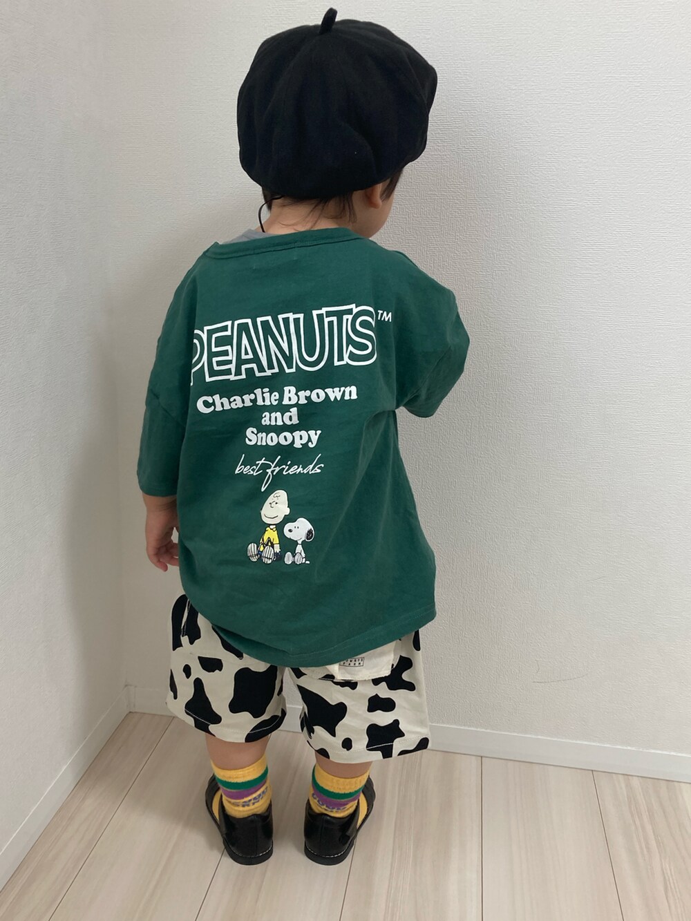 グリーン系のTシャツ/カットソー、ブラック系のその他パンツ、ブラック系のサンダルを着用したキッズの春コーディネートの5枚目の写真