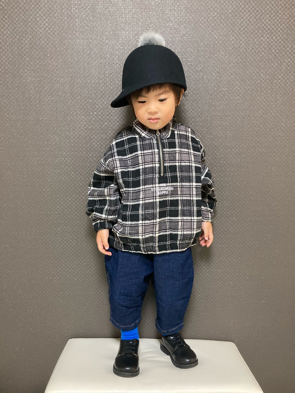 ブラック系のシャツ/ブラウス、ブルー系のデニムパンツ、ブラック系のドレスシューズを着用したキッズの秋コーディネートの2枚目の写真