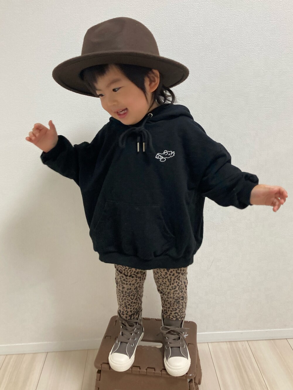 「おとこのこーで、ハット、パーカー、レギンス、レオパード、ハイカットスニーカー、コンバース、韓国子供服、ブラウン、モード」｜「koriaのアイテム（ハット、ブラウン系）」を使った、S♡K♡K♡さん（キッズ・110cm）の冬コーディネートの2枚目の写真