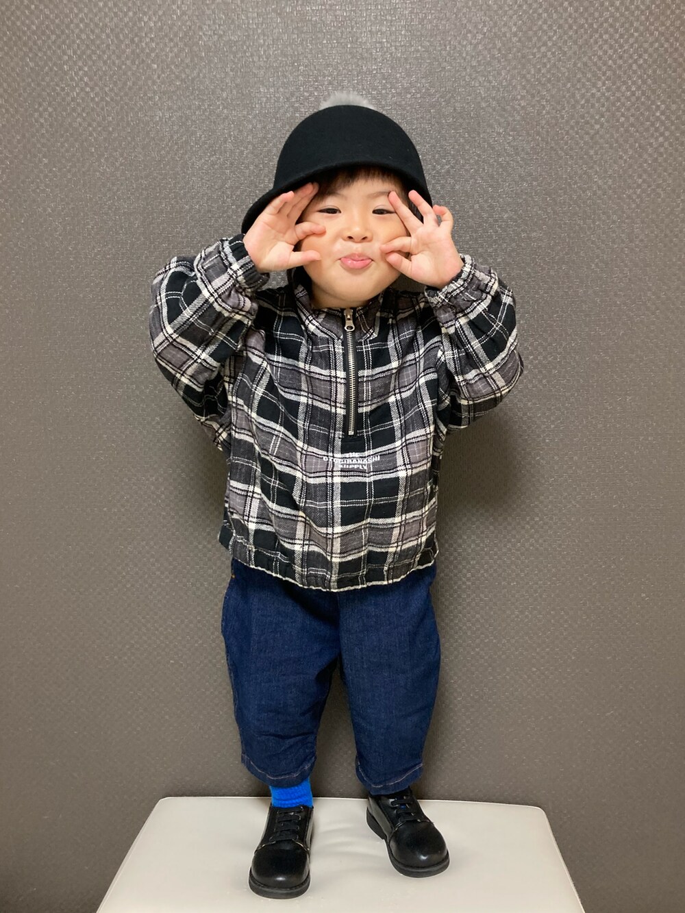 ブラック系のシャツ/ブラウス、ブルー系のデニムパンツ、ブラック系のドレスシューズを着用したキッズの秋コーディネートの4枚目の写真