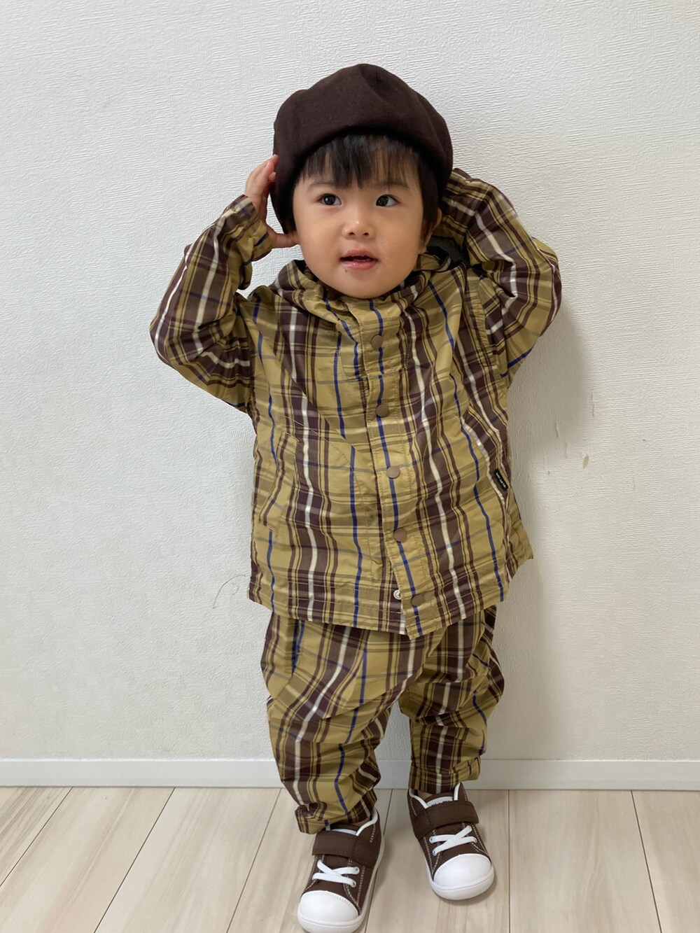 「チェック、セットアップ、ベレー帽、ベージュ、converse、スニーカーコーデ、休日スタイル、ブラウン、おとこのこーで、チェック柄に恋してる」|「quoti use fithの6枚ハギ ベレーボウ(ハンチング/ベレー帽、ブラウン系)」を使った、S♡K♡K♡さん(キッズ・110cm)の秋コーディネートの2枚目の写真