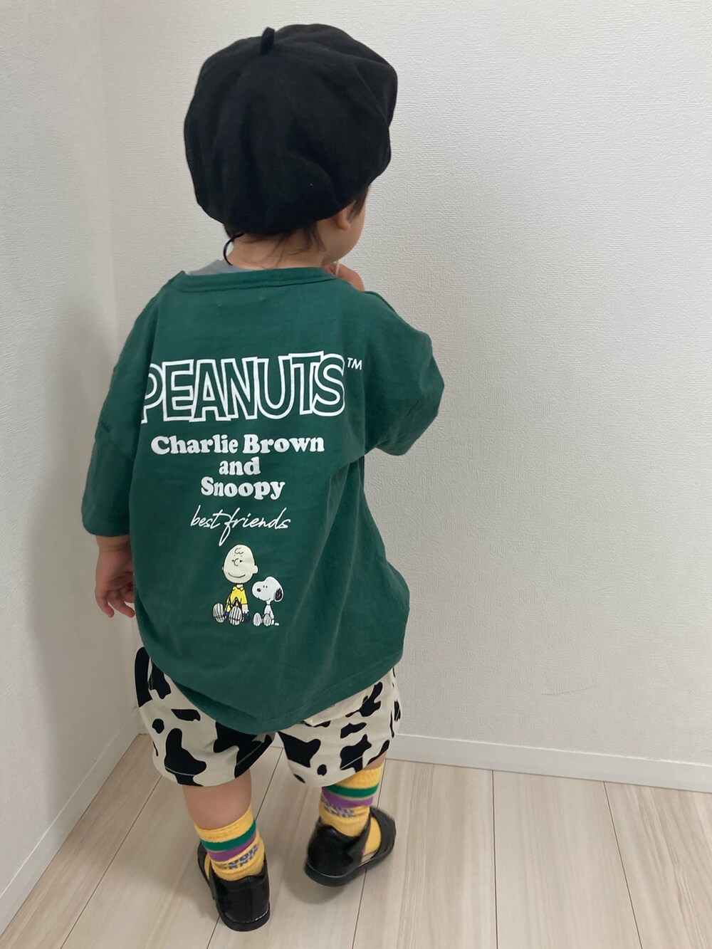 グリーン系のTシャツ/カットソー、ブラック系のその他パンツ、ブラック系のサンダルを着用したキッズの春コーディネートの4枚目の写真