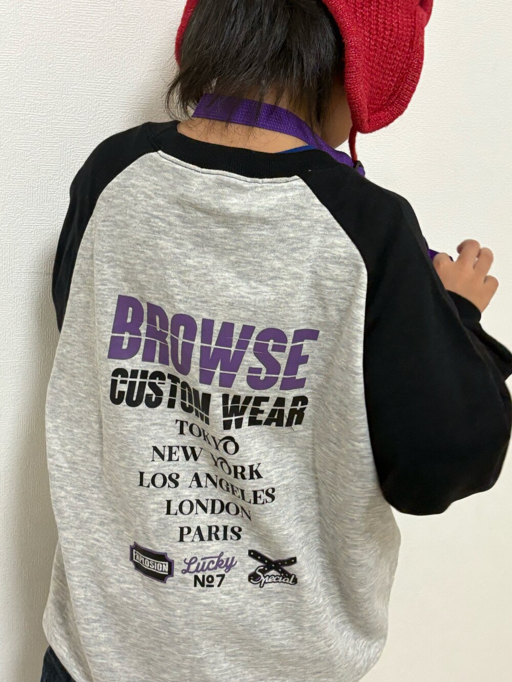 グレー系のスウェット、ブルー系のデニムパンツ、ホワイト系のスニーカーを着用したキッズの冬コーディネートの5枚目の写真