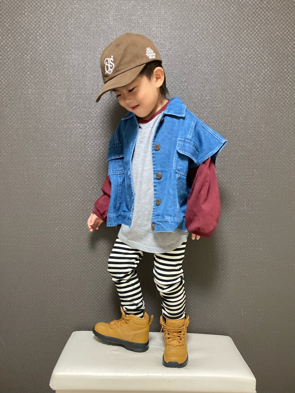 「秋服まるっと大公開、キャップ、ロンT、レイヤードスタイル、デニム、ベスト、ボーダー、むすこーで、韓国子供服、スニーカー、ブーツ」｜「aimohaの【aimoha-KIDS-】韓国子供服　万能ノースリーブデニムジャケット　ベスト（デニムジャケット、ブルー系）」を使った、S♡K♡K♡さん（キッズ・90cm）の秋コーディネートの2枚目の写真