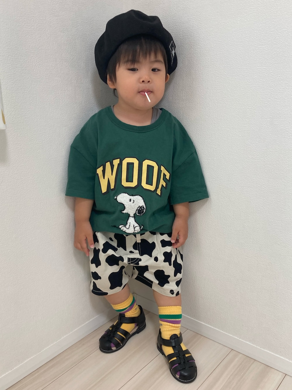 グリーン系のTシャツ/カットソー、ブラック系のその他パンツ、ブラック系のサンダルを着用したキッズの春コーディネートの2枚目の写真