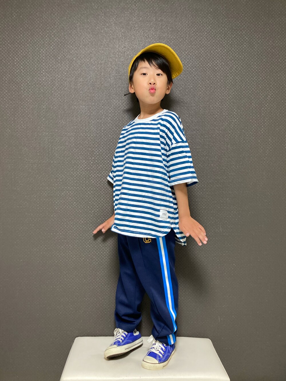「キャップ、ボーダー、春夏コーデ、GWコーデ、ラインパンツ、スニーカー、コンバース、ハイカットスニーカー、カジュアルコーデ、シンプルコーデ、休日スタイル」|「Gramicciのアイテム(キャップ、イエロー系)」を使った、S♡K♡K♡さん(キッズ・90cm)の春コーディネートの2枚目の写真