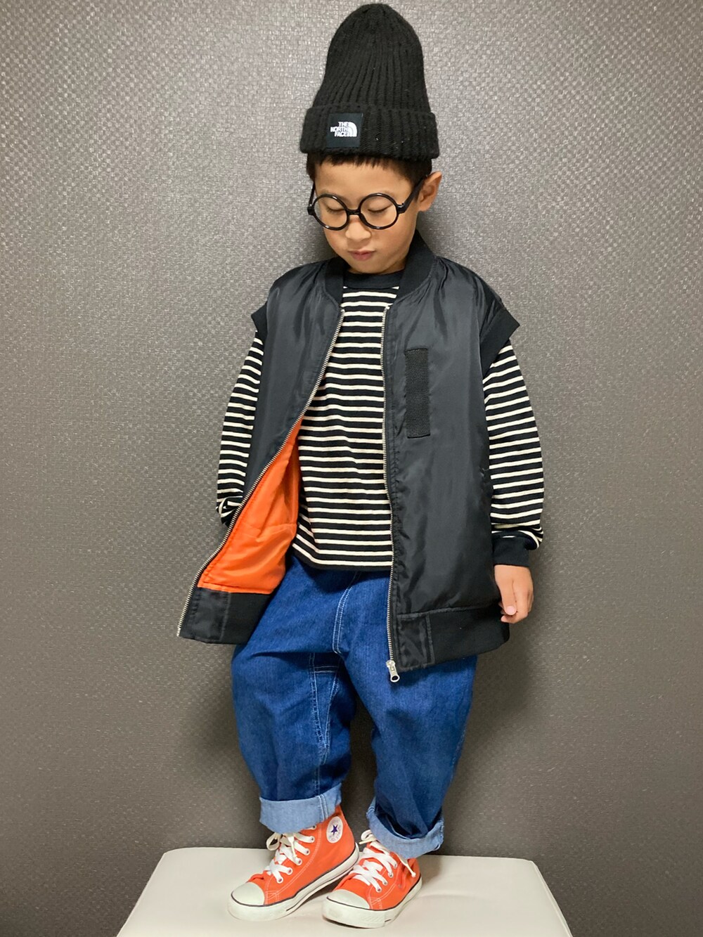 「ニット帽、ボーダー、ベスト、MA-1、デニムパンツ、デニム、スニーカーコーデ、ハイカットスニーカー、コンバース、レイヤードスタイル、ワイドパンツ、バルーンパンツ、シンプルコーデ、カジュアルコーデ、秋冬コーデ」｜「THE NORTH FACEの【WEB限定】THE NORTH FACE/ザ・ノースフェイス Kids' Cappucho Lid（キャップ、ブラック系）」を使った、S♡K♡K♡さん（キッズ・90cm）の秋コーディネートの3枚目の写真
