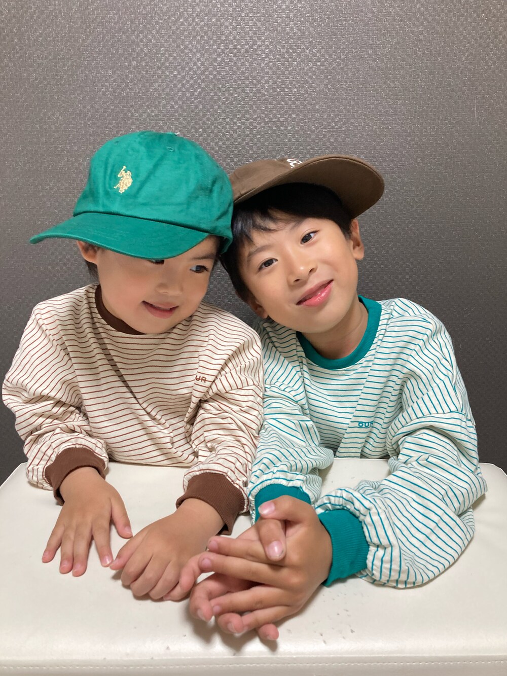 「キャップ、ボーダー、ロンT、デニム、ハーフパンツ、エアリフト、韓国子供服、春夏コーデ、カジュアルコーデ、リンクコーデ、きょうだいコーデ」｜「THE OTOGIBANASHI...SUPPLYのアイテム（キャップ、ブラウン系）」を使った、S♡K♡K♡さん（キッズ・90cm）の春コーディネートの3枚目の写真