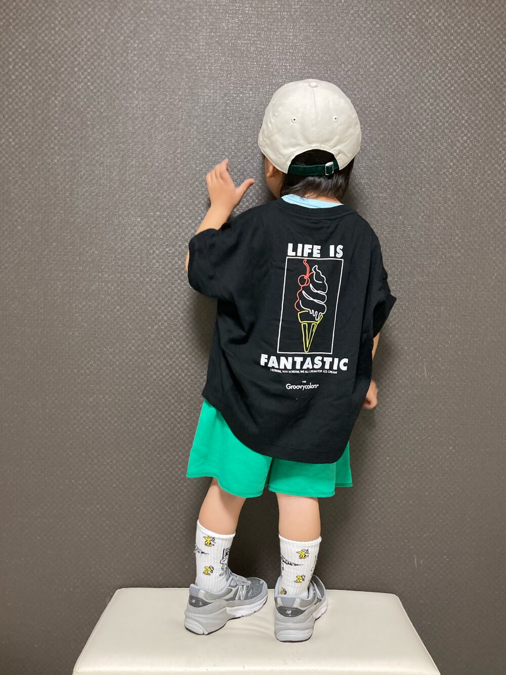 「キャップ、New Balance、スニーカー、ビッグシルエット、カラーパンツ、スウェット、カジュアルコーデ、春コーデ、休日スタイル」｜「B:MING by BEAMSのNEW ERA × B:MING by BEAMS / 別注 Peanuts キャップ（キャップ、グリーン系）」を使った、S♡K♡K♡さん（キッズ・90cm）の春コーディネートの2枚目の写真
